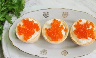 Col·loqueu una culleradeta de caviar vermell a sobre de la massa de quallada.