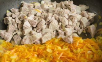 Quan els trossos de ceba es tornen translúcids, afegiu la carn picada a la paella.
