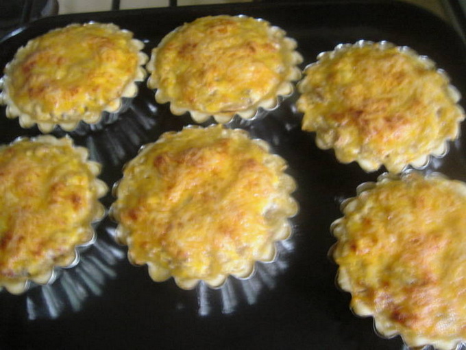 Julienne in tartele cu pui si ciuperci la cuptor