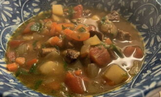 Puneți tăițeii fierți în boluri adânci de servire și turnați peste ea carnea de vită înăbușită cu legume împreună cu sosul. Lagman în stil uzbec este gata acasă! Stropiți vasul cu ierburi tocate și puteți servi la prânz. Poftă bună!   