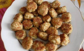Ta bort köttbullarna från värmen.
