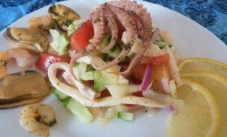Salade met zeecocktail is klaar! Meng grondig en begin met eten. Eet smakelijk!