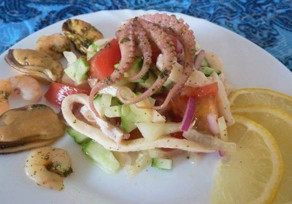 Salade met zeecocktail