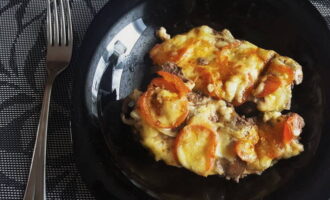 Matapos lumipas ang oras, alisin ang amag at ilagay ang mga makatas na piraso sa mga serving plate. Bon appetit!