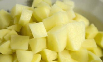 A continuació, afegiu les patates tallades a daus a la sopa, al cap de 5 minuts afegiu-hi els cogombres restants. 