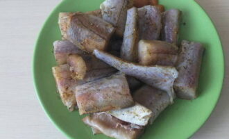 L'abadejo amb ceba i pastanaga en una paella es prepara de manera ràpida i senzilla. Netegeu i tripa el peix. Tallem les aletes. Rentem les canals amb aigua corrent i les tallem a trossos. Saleu l'abadejo i empolvoreu-los amb condiments. Deixeu el peix durant 20-30 minuts.