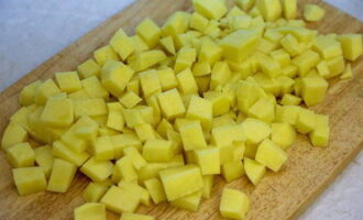 Com cuinar un deliciós verat amb patates al forn? Abans de començar a cuinar, descongela el peix. Peleu les patates, renteu-les bé i talleu-les a daus petits.