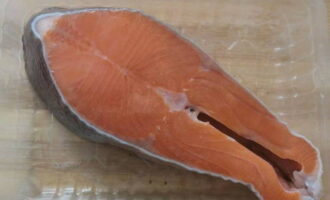 Hur steker man läckert öring i en stekpanna? Först rengör vi biffarna från fjäll, skölj dem sedan noggrant under rinnande vatten och torka dem torra med pappershanddukar.