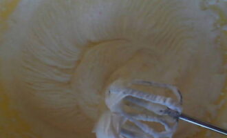 Ang gingerbread cake na walang baking ay mabilis at madaling ihanda. Ilagay ang sour cream sa isang mixer bowl at magdagdag ng powdered sugar. Pagsamahin ang mga sangkap nang hindi bababa sa sampung minuto. 