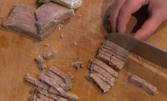 Hogyan készítsünk Tbiliszi salátát marhahússal és babbal a klasszikus recept szerint? A marhahúst megmossuk és teljesen megfőzzük. A vizet ízlés szerint sózzuk. A kész húst lehűtjük és vékony csíkokra vágjuk.
