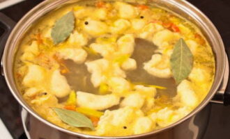 A continuació, afegiu 0,5 culleradetes. massa de boles de massa i deixeu-la caure a la sopa. Afegiu el llorer, els grans de pebre i deixeu coure la sopa durant 5-7 minuts més fins que les boles de massa estiguin a punt.