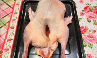 Hoe eend in een bakzak in de oven koken? We reinigen het eendenkarkas van verenresten en verwijderen ze met een pincet. We snijden de vingerkootjes van de vleugels af, terwijl ze branden. Spoel het karkas vervolgens grondig af onder stromend water. Hoe eend in een bakzak in de oven koken? We reinigen het eendenkarkas van verenresten en verwijderen ze met een pincet.We snijden de vingerkootjes van de vleugels af, terwijl ze branden. Spoel het karkas vervolgens grondig af onder stromend water.