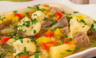 Apagueu el foc, aboqueu immediatament la sopa en bols i serviu com a dinar o sopar abundant. Bona gana!
