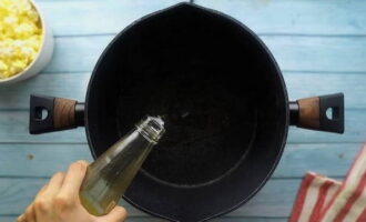Hoe maak je popcorn thuis? Zet de koekenpan op hoog vuur, giet er plantaardige olie in en verwarm hem. De optimale temperatuur voor het frituren van popcorn is 205-240°C, en als de olie begint te roken, betekent dit dat deze oververhit is. Je kunt een snufje zout aan de olie toevoegen.