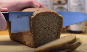 Làm thế nào để chuẩn bị bánh mì với cá đỏ cho bàn ăn ngày lễ? Bánh mì đen phù hợp với cá và bơ được cắt thành lát dày không quá 1 cm. 