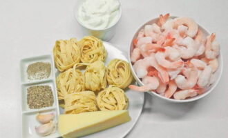 Hoe maak je heerlijke garnalenpasta in romige saus? Bereid onmiddellijk alle ingrediënten voor dit gerecht volgens het recept.