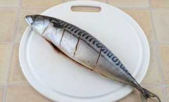 Com cuinar el verat més deliciós al forn? Eviscerem el peix i traiem les brànquies, esbandiu bé amb aigua corrent i fem tres talls profunds per banda i banda, espolvoreem amb sal i pebre.