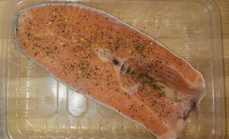 Strö sedan över biffarna med fiskkrydda och salt på alla sidor och låt stå i rumstemperatur i 15-20 minuter. Finns det ingen citron i kryddningen kan du själv strö citronsaft på fisken för att få den mer smakrik.