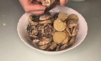 Kung ang mga gingerbread ay malaki, kailangan itong gupitin nang pahaba. Kung sila ay maliit, maaari mong iwanan ang mga ito nang buo.