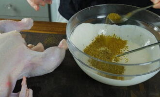 Lägg senap från en köpt burk och majonnäs i en liten behållare och blanda dem med en visp. Tillsätt sedan kryddor, salt, suneli-humle, finhackad vitlök och blanda igen.