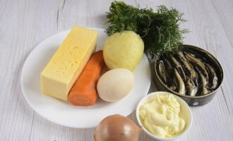 Hoe maak je een heerlijke salade met sprot klaar? Kook aardappelen, hardgekookte kippeneieren en wortels in hun jasjes. Koel ze af en maak ze schoon. Bereid onmiddellijk de overige producten in de benodigde hoeveelheden voor.