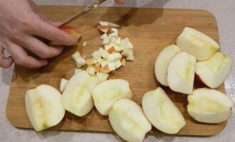 Hoe maak je bladerdeeg thuis? Snijd de appels in vieren, verwijder de zaaddoos en de steel en snijd ze in kleine blokjes.