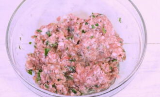 Vrăjitorii de cartofi cu carne tocată sunt foarte ușor de preparat. Adăugați în carnea tocată jumătate de ceapă tocată mărunt, ierburi, puțină apă, condimente și sare - amestecați bine și umplutura suculentă este gata. Vrăjitorii de cartofi cu carne tocată sunt foarte ușor de preparat. Adăugați în carnea tocată jumătate de ceapă tocată mărunt, ierburi, puțină apă, condimente și sare - amestecați bine și umplutura suculentă este gata.