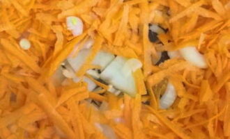 Aboqui oli vegetal en una cullerada. Després - a la paella. Escalfeu l'ingredient, després sofregiu-hi les cebes i les pastanagues. Les verdures estan a punt quan s'estovin i es tornen daurades.