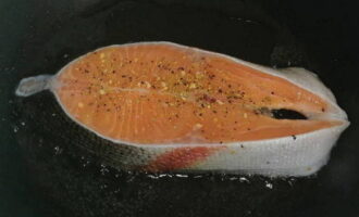 Häll vegetabilisk olja i stekpannan och värm allt väl. Lägg sedan ut den lätt marinerade biffen och stek den på ena sidan under lock i fyra minuter.