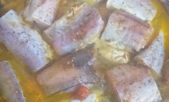 Aboqueu un got d'aigua a les verdures. Espolvorear la barreja amb una mica de sal i disposar l'abadejo. Aboqui la quantitat necessària de crema agra sobre el plat. 