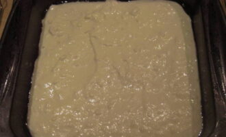 เท kefir ครึ่งแก้วลงในแป้ง ผสมมวล ความสอดคล้องควรหนาเหมือนครีมเปรี้ยว เพิ่มลูกเกดลงในแป้ง กระจายผลไม้แห้งอย่างสม่ำเสมอในแป้ง ทาแผ่นอบด้านสูงด้วยน้ำมันพืช เทแป้งลงในภาชนะโดยพยายามกระจายให้ทั่วด้านล่างของถาดอบ