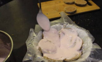 Kumuha ng mga piraso ng gingerbread at isa-isang isawsaw sa sour cream. Pagkatapos ay kumuha ng isang malaking ulam na may malawak na ilalim at ilagay ang gingerbread cookies dito sa isang makapal na layer. Pinupuno namin ang mga voids na may cream.