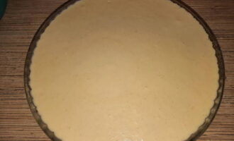 Unteu una safata per coure amb una petita quantitat d'oli vegetal i aboqueu-hi la massa de quallada resultant.
