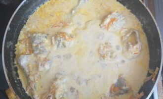 Tapa la paella amb una tapa. Cuini a foc lent l'abadejo amb verdures a la crema agra durant 15-20 minuts.