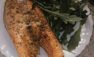 Vi överför den färdiga biffen till en tallrik och serverar den till bordet tillsammans med en sallad av färska grönsaker och örter eller potatismos. Smaklig måltid! 