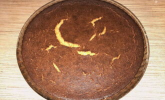 Preescalfeu el forn a 200 °C i poseu-hi la cassola durant 45 minuts. Després el traiem, el deixem refredar, després el tallem a porcions i el servim amb crema agra, melmelada, llet condensada, etc.Bona gana!