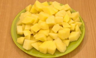 Peleu les patates, esbandiu-les amb aigua corrent i talleu-les a daus o barres petites.