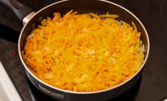 Escalfeu una petita quantitat d'oli vegetal en una paella i hi sofregiu lleugerament les cebes. A continuació, afegiu les pastanagues i deixeu-ho coure fins que les verdures estiguin toves.