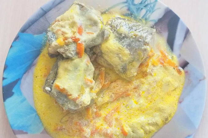 Abadejo amb ceba i pastanaga en una paella