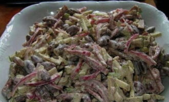 Ilagay ang mga tinadtad na sangkap sa isang mangkok ng salad. Alisin ang takip sa garapon ng mga gisantes at alisan ng tubig ang katas mula sa lalagyan patungo sa lababo. Ilagay ang mga gisantes sa isang mangkok ng salad. Timplahan ang ulam na may itim na paminta at mayonesa. Paghaluin ang mga produkto. Ilagay ang salad sa refrigerator nang ilang sandali.