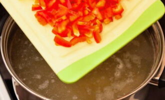 A continuació, afegiu el pebrot a la sopa i deixeu-ho coure durant cinc minuts.