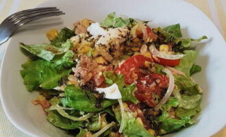 Giet de dressing over het voedsel en zet het 20-30 minuten in de koelkast. Eet smakelijk!