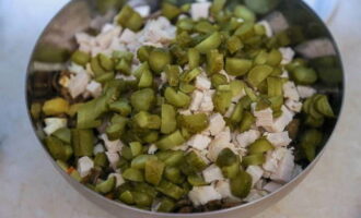 We snijden komkommers op dezelfde manier.Doe de ingrediënten in een gemeenschappelijke kom, voeg mayonaise toe en roer.