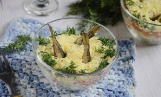 Je kunt de bereide salade met sprot onmiddellijk en zonder aandringen serveren. Wanneer u een salade op één gerecht vormt, versier deze dan met een gekookte eierlelie en groene uienveren. Eet smakelijk!