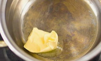 Để nấu nước sốt, hãy sử dụng hộp có đáy dày để nước sốt không bị cháy. Đặt một thìa bơ vào đó và đun chảy ở nhiệt độ thấp.