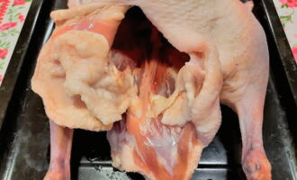 Verwijder vervolgens overtollig vet in het buikgedeelte van de vogel. Verwijder vervolgens overtollig vet in het buikgedeelte van de vogel.
