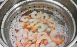 Vul de bevroren garnalen in een aparte kom met warm water gedurende 5 minuten en laat het water vervolgens door een vergiet uitlekken.