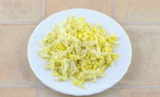 Comencem pel farcit: ratllem els ous durs i pelats en un ratllador gruixut.