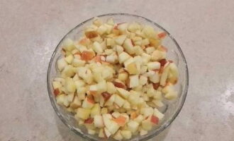 Doe de stukjes fruit in een diepe bak, bestrooi met kristalsuiker en zetmeel en meng.