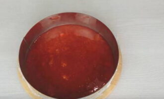 Häll purén med gelatin i den förberedda formen och låt stå en stund så att gelatinet stelnar. För att få konfiteringen att stelna snabbare kan du ställa pannan i frysen i 2 timmar.